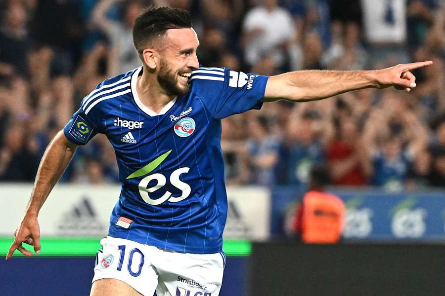 Adrien Thomasson célèbre son but sous le maillot du RC Strasbourg lors de la réception de Clermont au stade de la Meinau, le 14 mai 2022. Adrien Thomasson célèbre son but sous le maillot du RC Strasbourg lors de la réception de Clermont au stade de la Meinau, le 14 mai 2022.