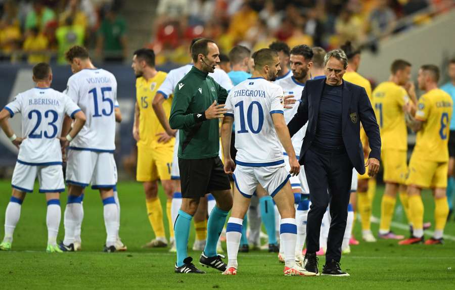 Jogadores do Kosovo se revoltaram com faixas e cantos dos romenos