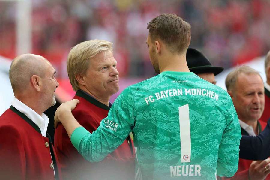 Oliver Kahn (l.) hat Manuel Neuer einige Tipps zum richtigen Abschied gegeben.