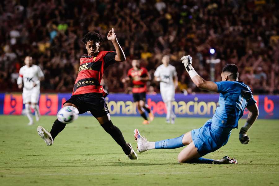 Brazão falhou mas também salvou o Santos