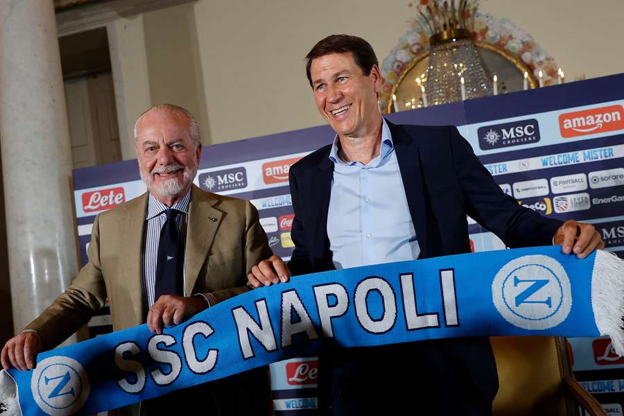 Giugno 2023: un Garcia sorridente, nel giorno della sua presentazione, assieme De Laurentiis 
