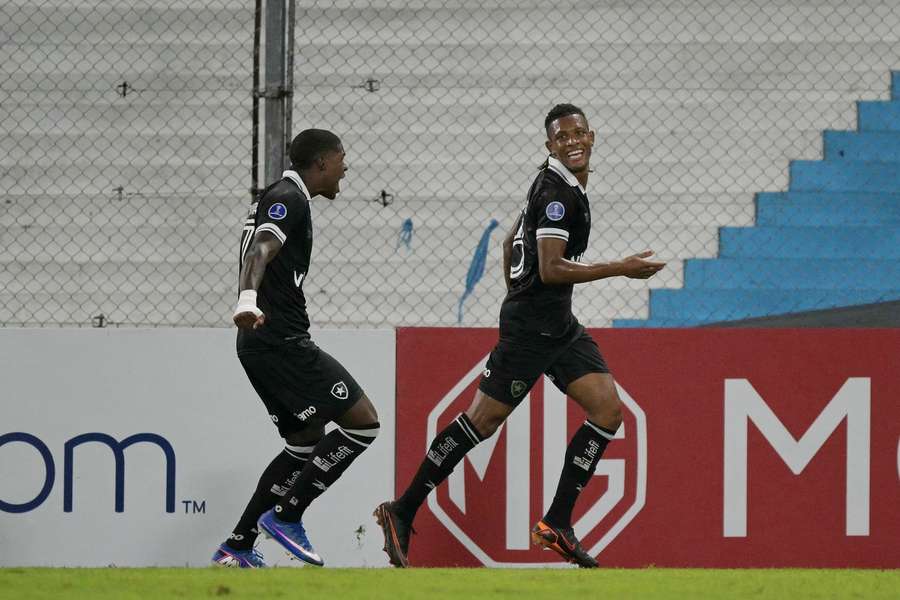 Danilo e Kadir Barría foram decisivos em Racing 2x3 Botafogo