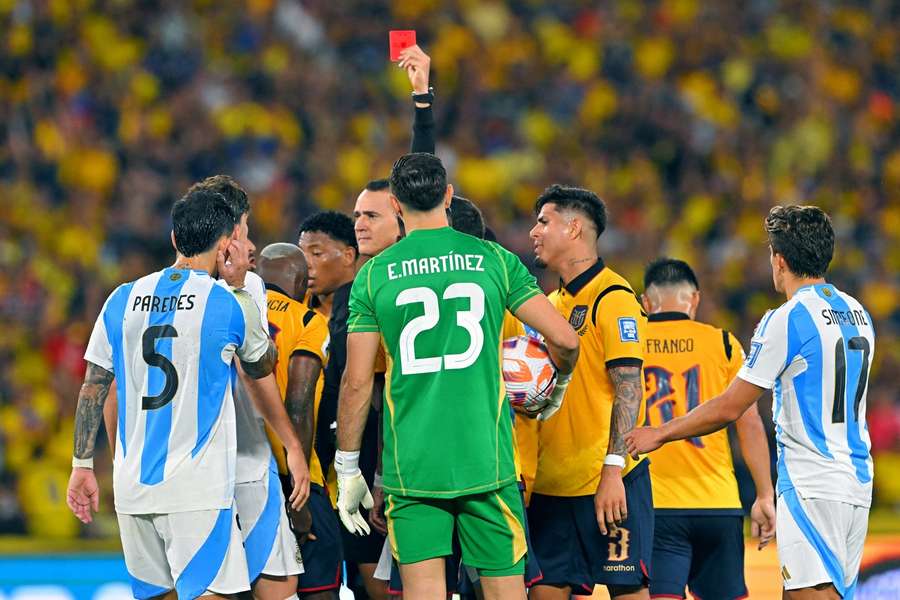 Otamendi foi expulso com vermelho direto diante do Equador