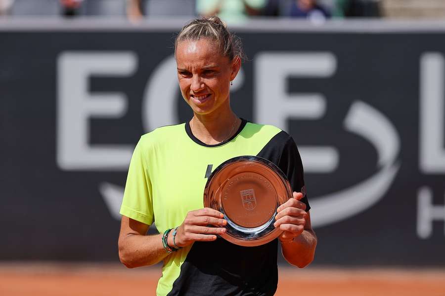 Arantxa Rus met de tweede prijs na de nederlaag in de enkelspelfinale