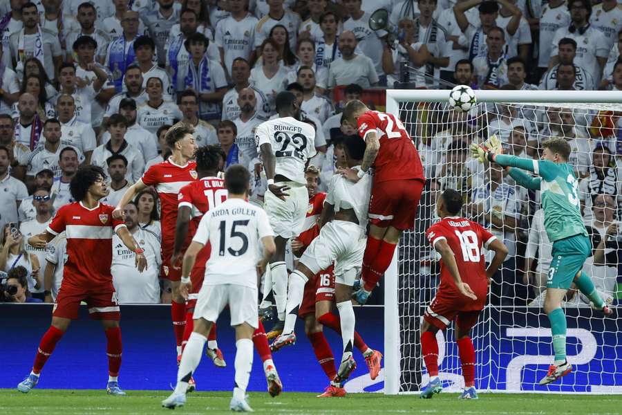 Antonio Rüdiger brengt zijn ploeg aan de leiding in het thuisduel met VfB Stuttgart