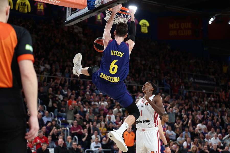 Vesely machaca el aro del Olympiacos en el Palau Blaugrana