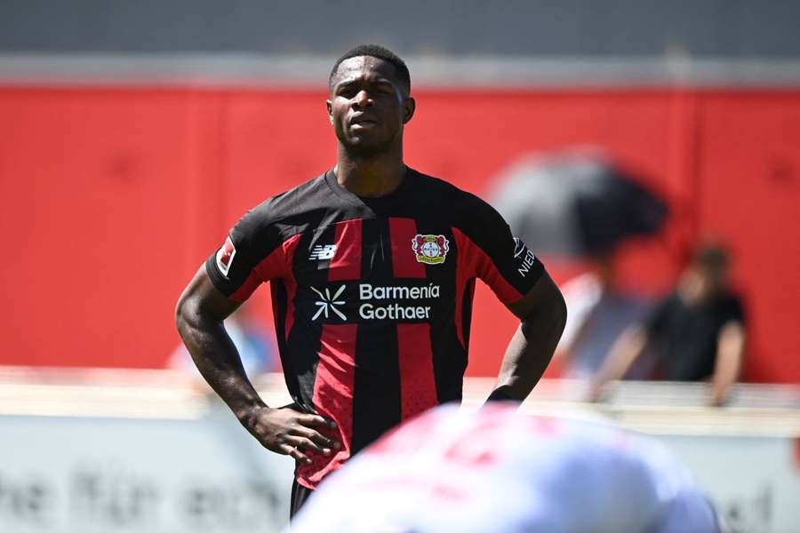 Kofane com a camisola principal do Leverkusen
