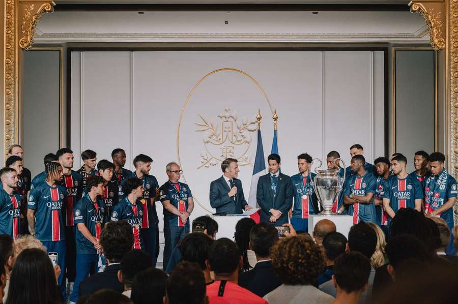 Macron speaks alongside the PSG team