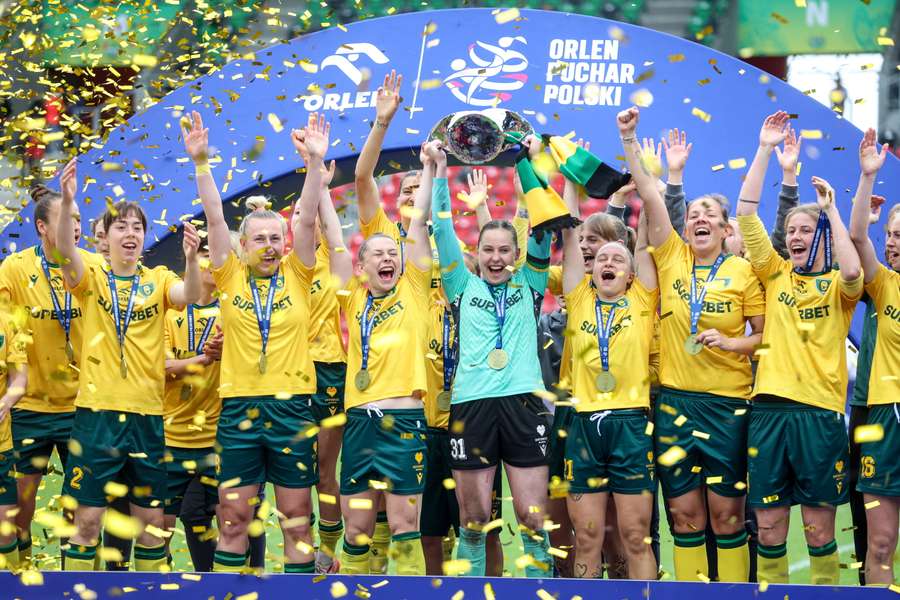 Piłkarki nożne GKS Katowice pokonały 16 bm. po dogrywce Czarnych Antrans Sosnowiec 5:2 w finale Pucharu Polski rozegranym w Tychach. Piłkarki nożne GKS Katowice pokonały 16 bm. po dogrywce Czarnych Antrans Sosnowiec 5:2 w finale Pucharu Polski rozegranym w Tychach.