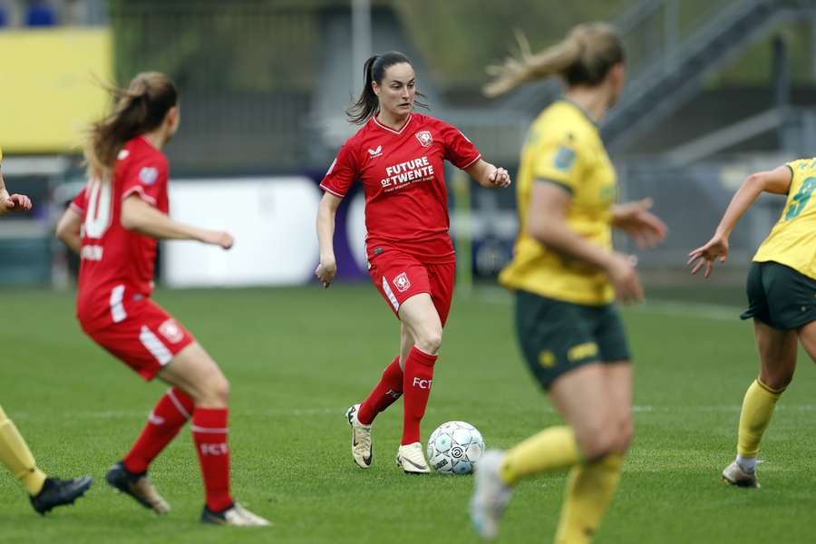 Caitlin Dijkstra aan de bal namens FC Twente