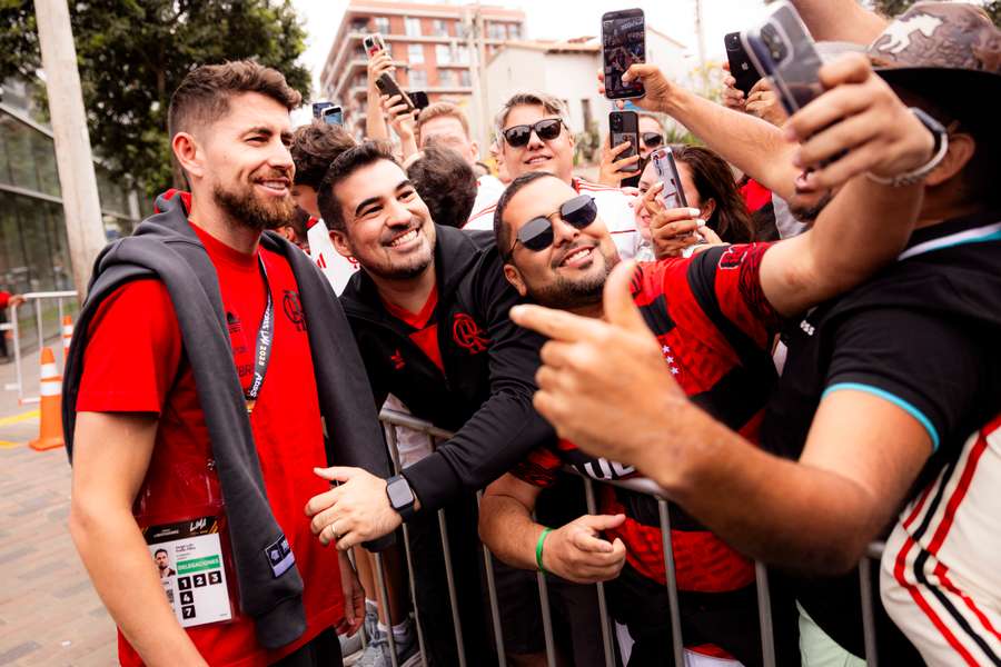 Jorginho aceitou o desafio de jogar no Fla, mesmo podendo seguir na Europa