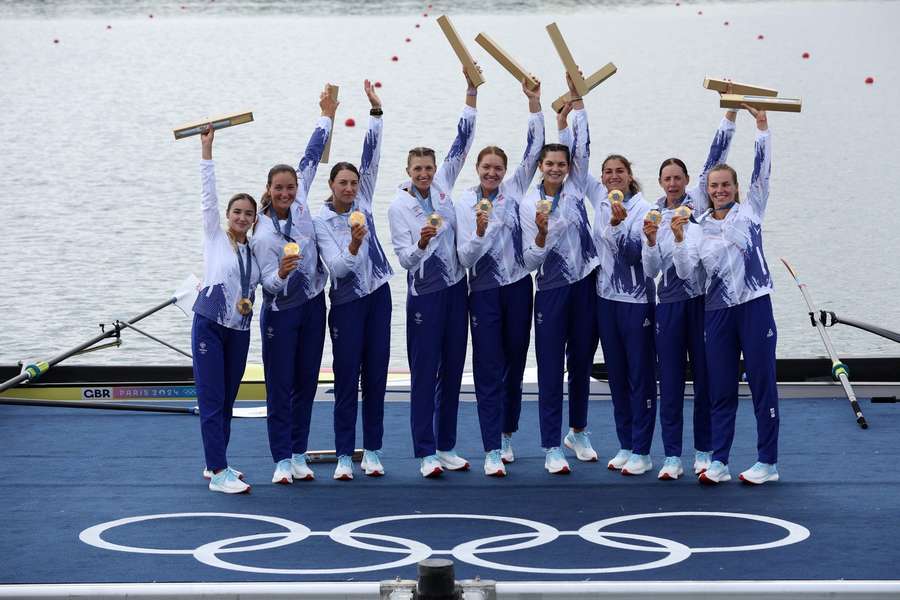 Echipajul feminin al României 8+1 a primit medaliile de aur