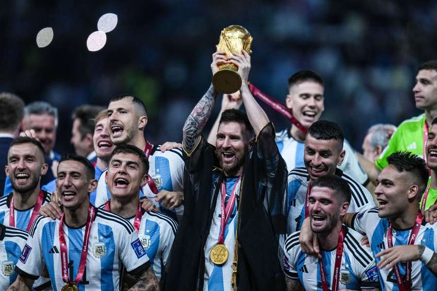 Predá Lionel Messi svoj odev, v ktorom pozdvihol trofej pre majstra sveta.