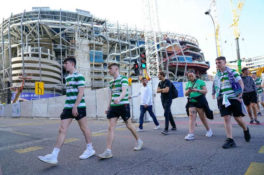 Aficionados del Celtic en las inmediaciones del Santiago Bernabéu.