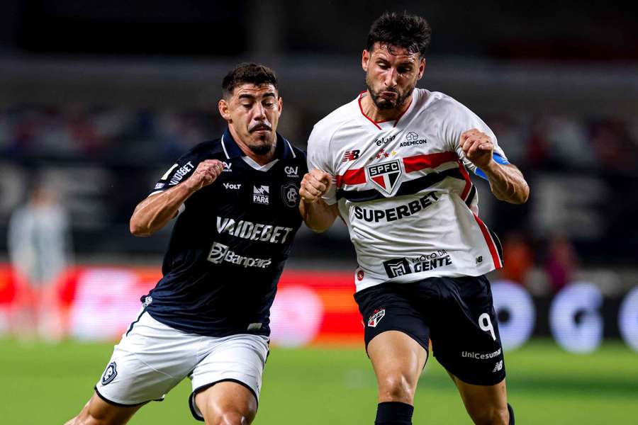 Remo marca no fim, bate São Paulo e respira no Brasileirão