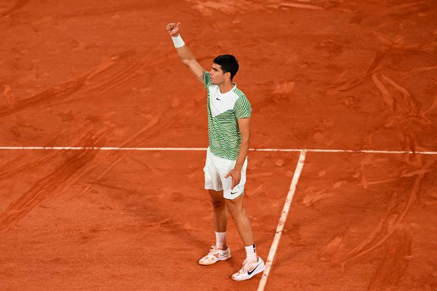 Carlos Alcaraz saluda al público tras ganar a Tsitsipas en Roland Garros