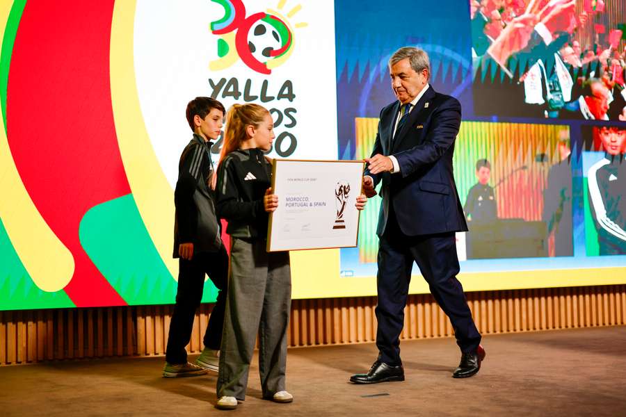 Fernando Gomes com a placa comemorativa Fernando Gomes com a placa comemorativa