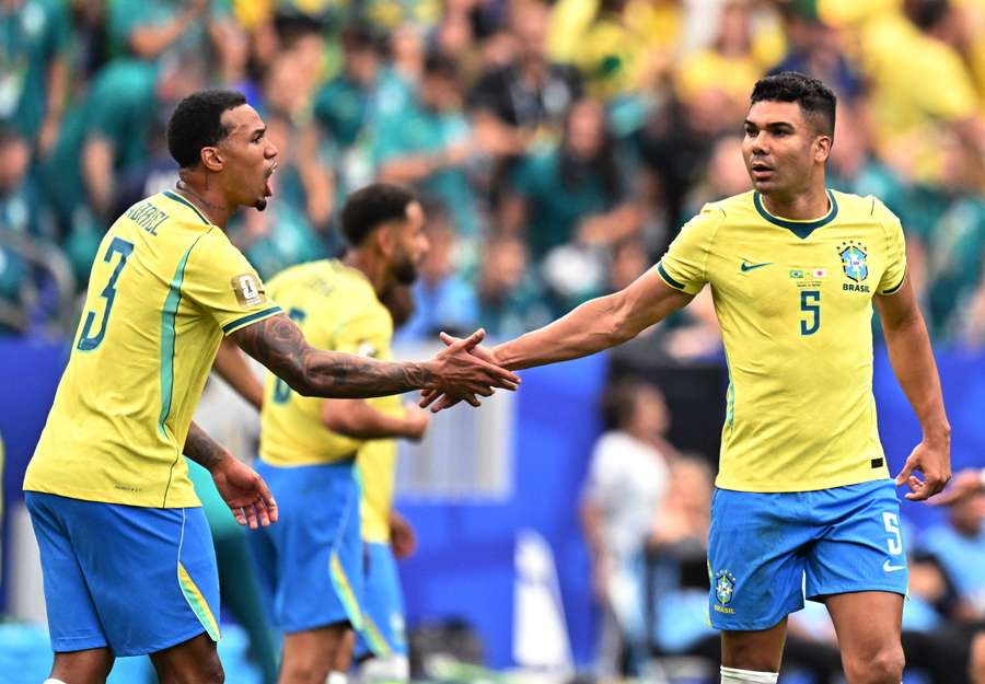 Gabriel si congratula con Casemiro dopo il pareggio