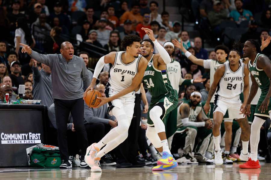 Wembanyama sfida Antetokoumpo lontano dal canestro