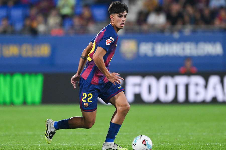 Marc Bernal conduce el balón