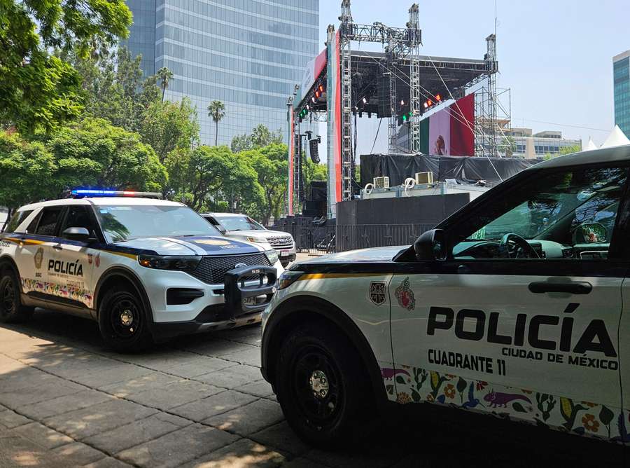 Police patrol the streets around The Angel of Independence Police patrol the streets around The Angel of Independence