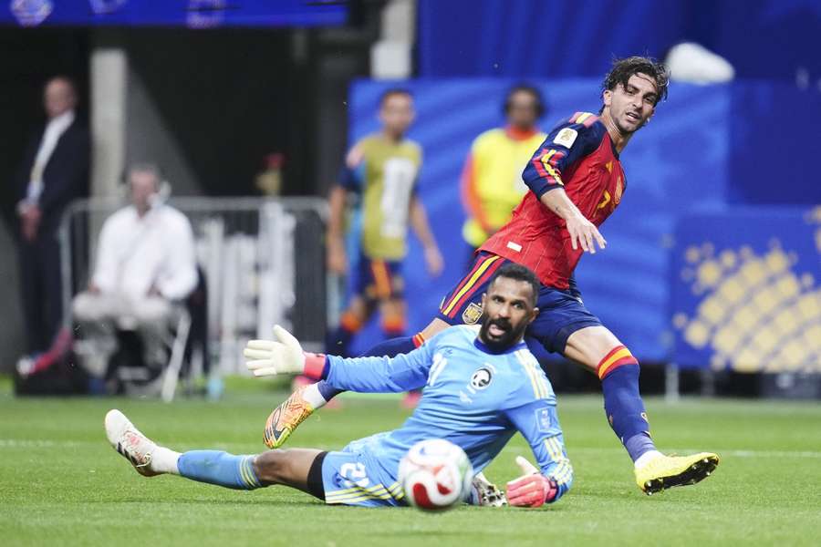Ferran Torres dispara ante Mohammed Al-Owais en el España-Arabia Saudí Ferran Torres dispara ante Mohammed Al-Owais en el España-Arabia Saudí