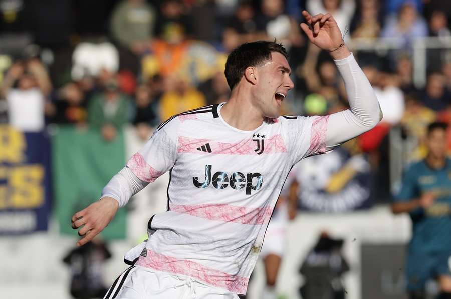 Juventus bate Frosinone fora e segue na caça à Inter de Milão na Serie A