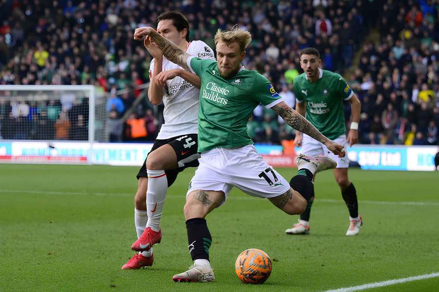 Tymoteusz Puchacz w starciu z Federico Chiesą z Liverpoolu