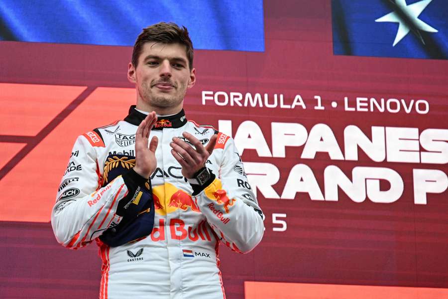 Max Verstappen auf dem Siegerpodium in Suzuka.