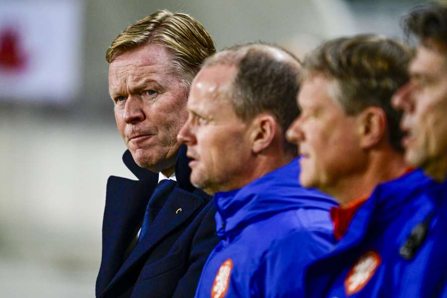 Ronald Koeman had nog wel wat gelachen samen met de vierde official