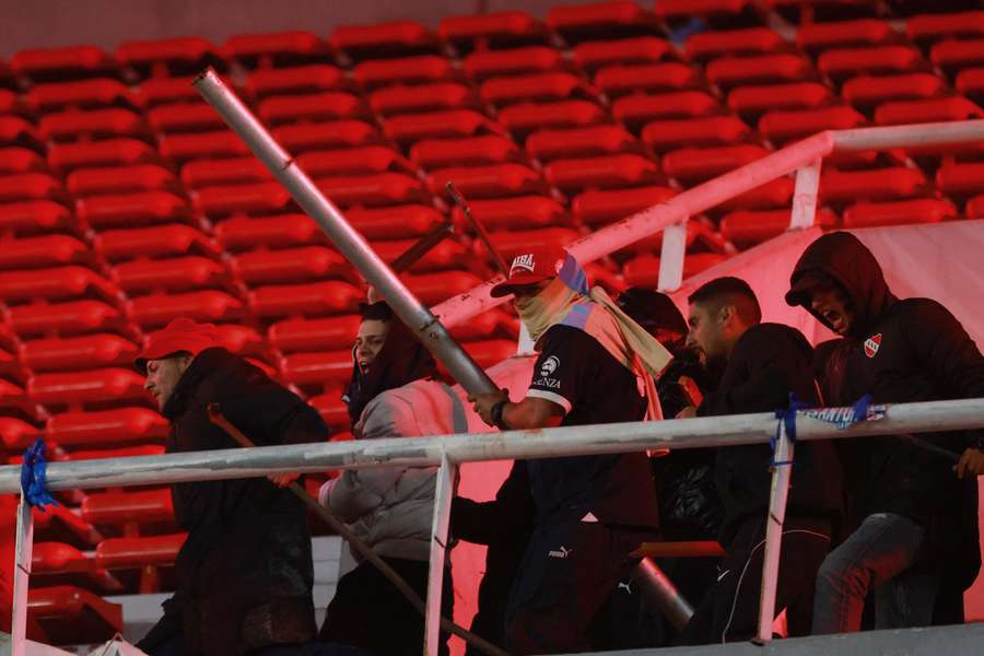 Las hinchadas utilizaron todo tipo de objetos para herir a sus rivales