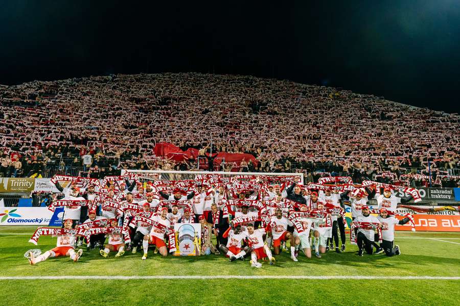 Slavia oslavila titul minulý týden v Olomouci. Slavia oslavila titul minulý týden v Olomouci.