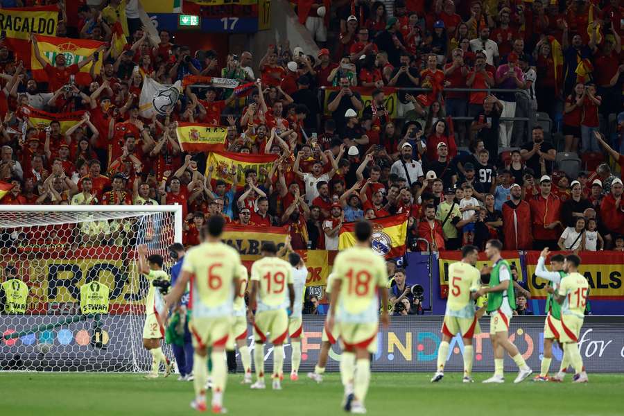 Spaniens spillere fejrer sejren i kampen i Gruppe B mellem dem og Albanien