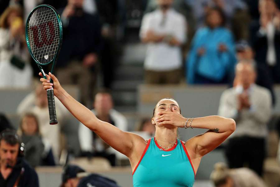 Aryna Sabalenka saludando al público en Roland Garros