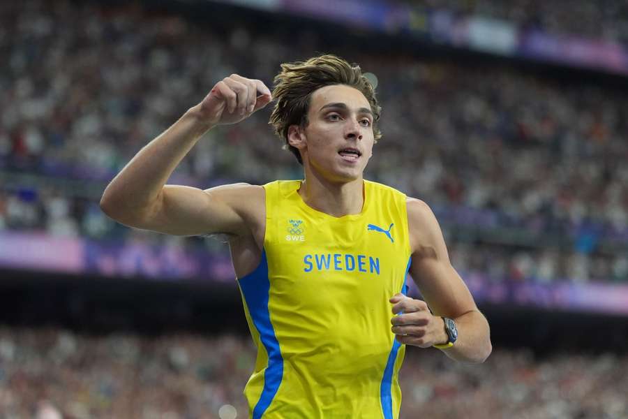 Armand Duplantis festeggia il suo nuovo record mondiale e la medaglia d'oro olimpica.