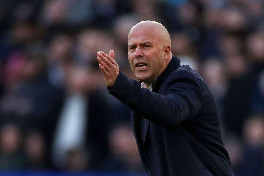 Carragher rips into Liverpool as Slot comes under pressure: They are sleepwalking! Carragher rips into Liverpool as Slot comes under pressure: They are sleepwalking!