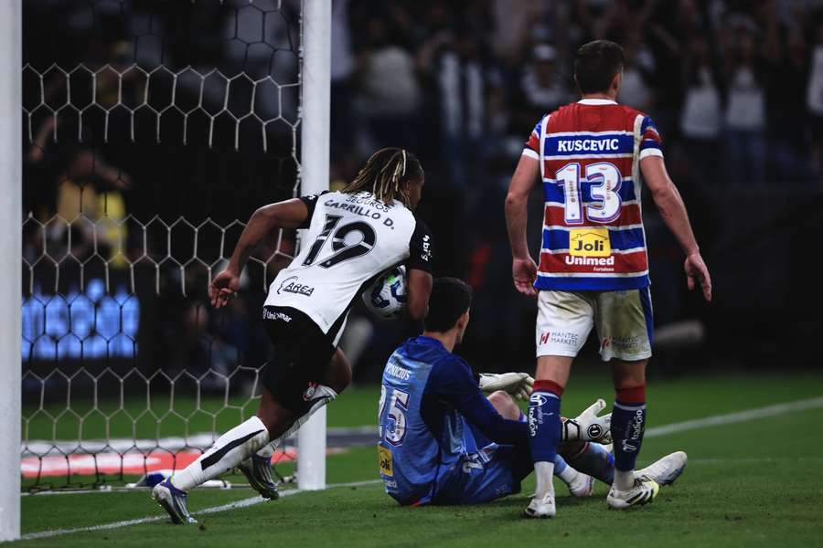 André Carrillo empatou nos acréscimos em Itaquera