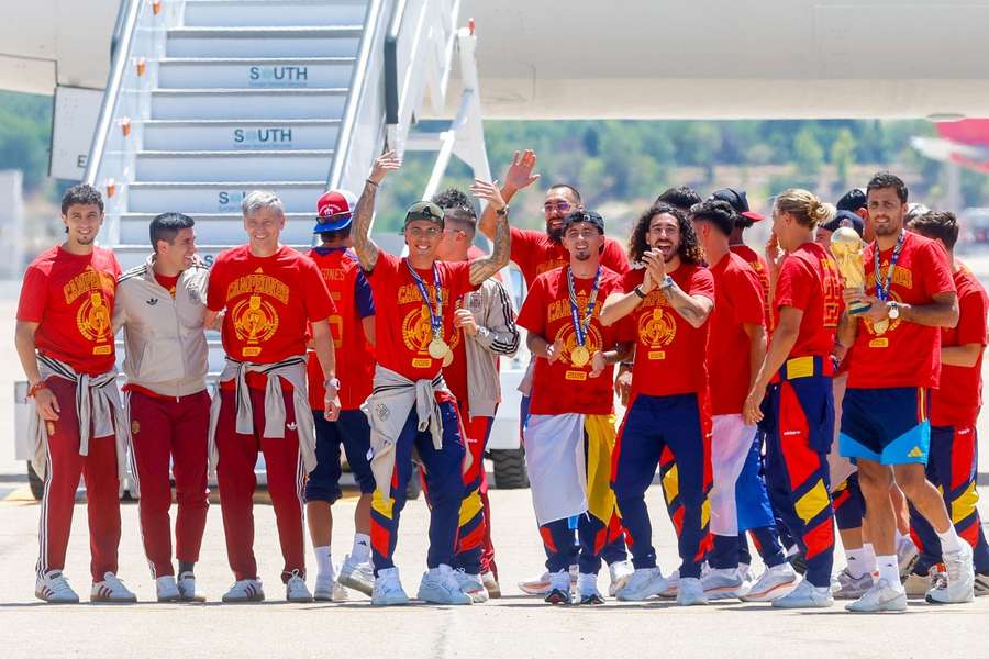 Naționala Spaniei a revenit luni la Madrid, la o zi după ce a cucerit Cupa Mondială din Statele Unite Naționala Spaniei a revenit luni la Madrid, la o zi după ce a cucerit Cupa Mondială din Statele Unite