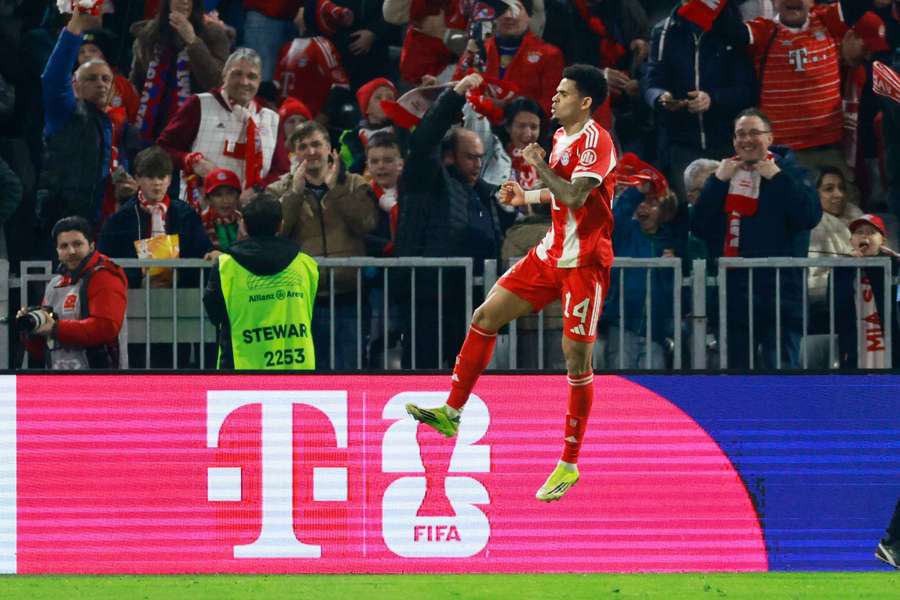 Luis Díaz celebra su gol ante el M'Gladbach