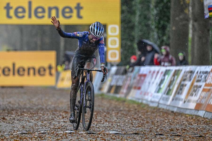 Ceylin Alvarado komt als eerste over de finish