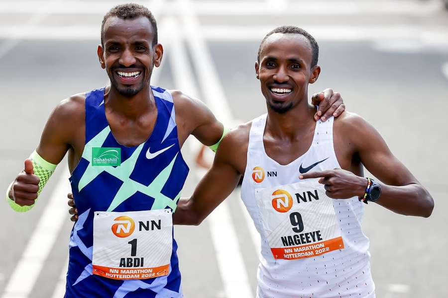 Bashir Abdi en Abdi Nageeye na de finish van de vorige editie van de Marathon Rotterdam