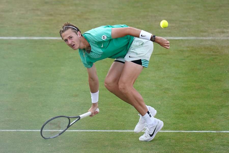 Sebastian Korda přehrál v Londýně Francese Tafoea 7:6, 6:3. 