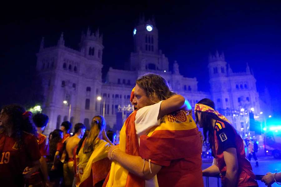 Adeptos celebram triunfo espanhol em Madrid Adeptos celebram triunfo espanhol em Madrid