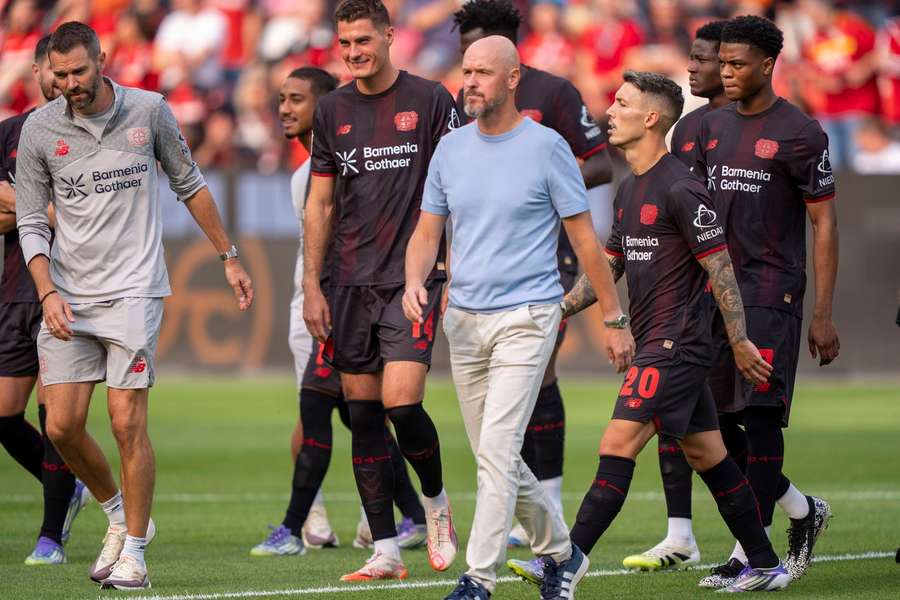 Ten Hag (m.) wird mit seiner Heimpremiere zufrieden sein