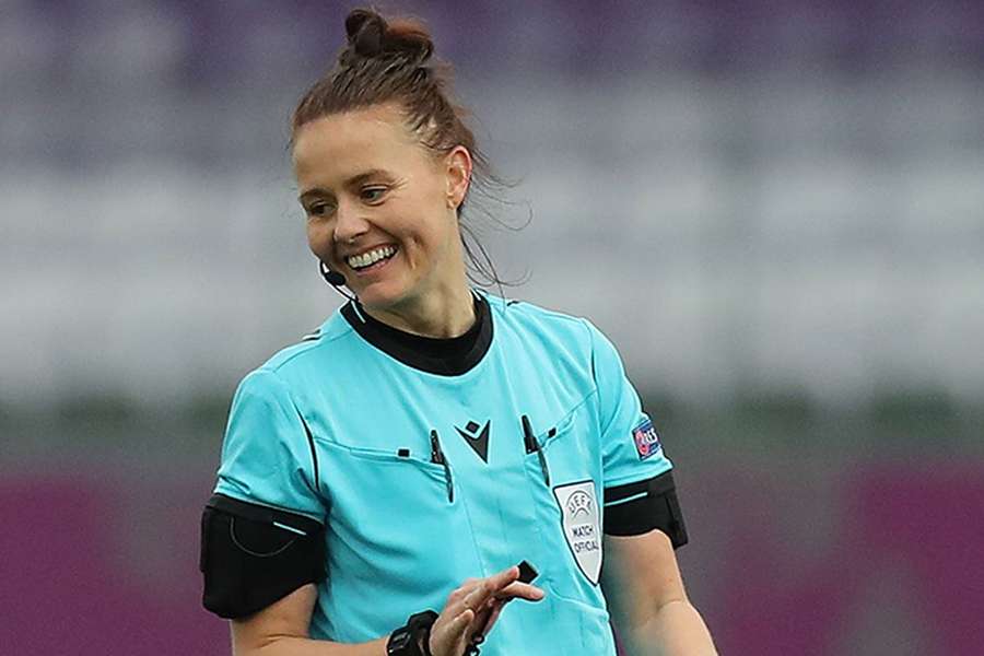 Rebecca Welch torna-se na primeira mulher a arbitrar um jogo da Liga  inglesa - SIC Notícias
