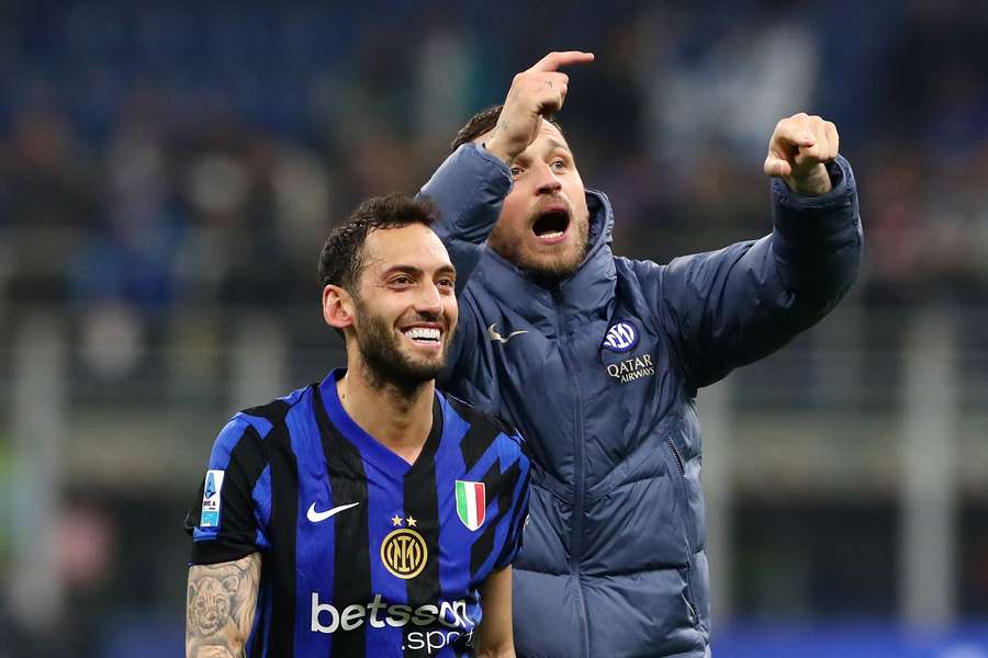 Hakan Calhanoglu e Marko Arnautovic festejam pelo Inter