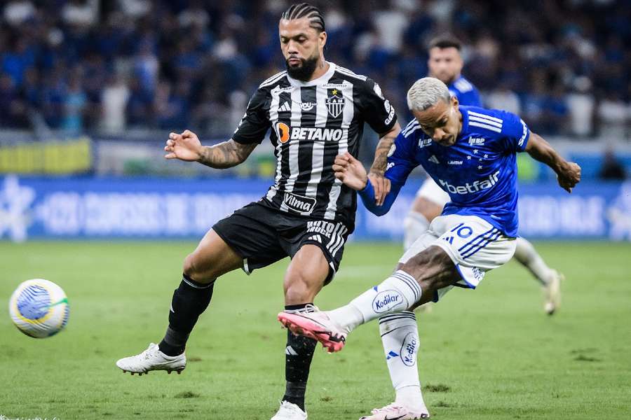 Matheus Pereira teve pouco espaço em um jogo físico contra o Atlético-MG