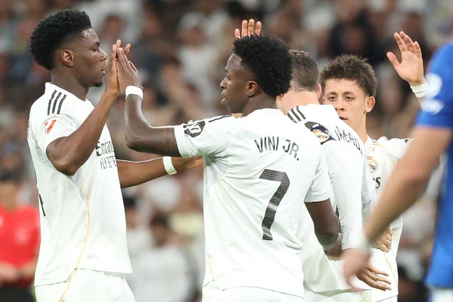 Los jugadores del Madrid celebran el gol de Vinícius