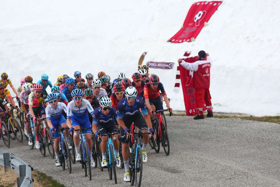 Die Fahrer auf dem Weg zum Gipfel des Gran Sasso