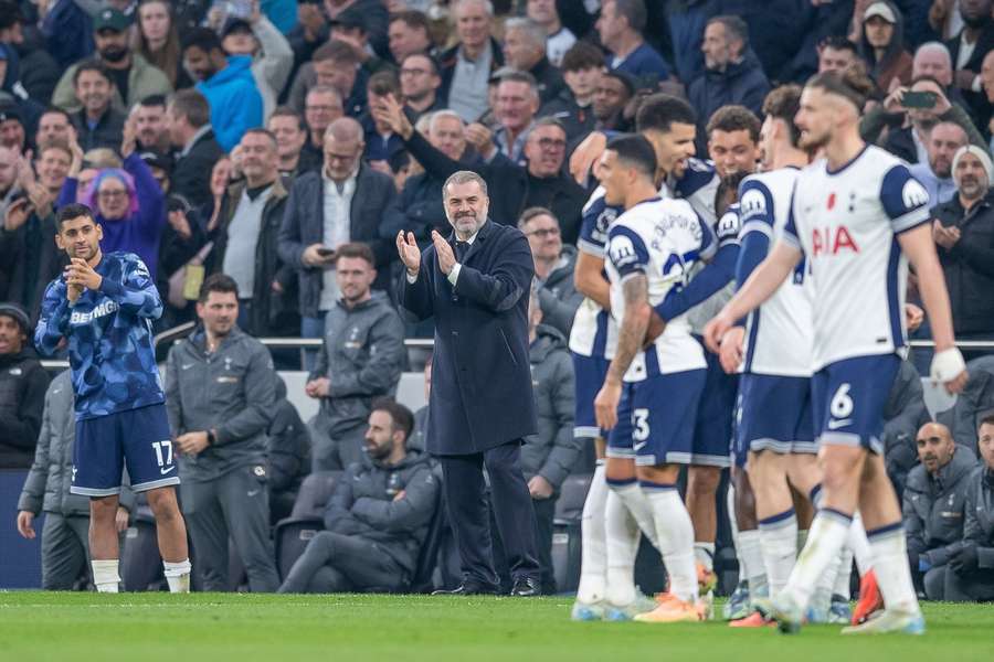 Postecoglou sleduje radost svých hráčů po vstřelení gólu.